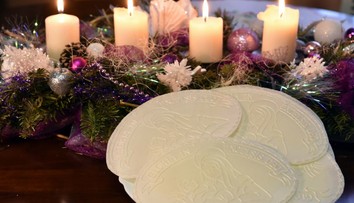 Viete, čo symbolizujú na vianočnom stole oblátky, med a cesnak?