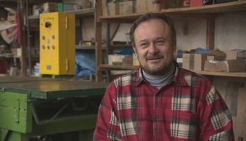 Napriek ťažkému osudu na vozíku pomáha chorej manželke aj iným. Otec roka 2014 je hrdinom aj teraz