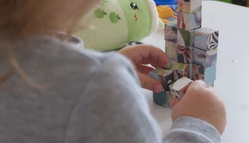 Šokujúce podozrenie. Otec mal zneužívať ani nie 3-ročnú dcérku, všetko je vraj zachytené na videu