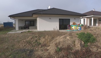 Boja sa, že im padne strecha na hlavu. Mladému páru sa vysnívaný dom rozpadá pred očami