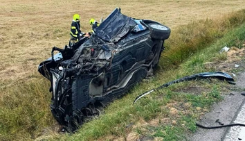 FOTO: Nebezpečná nehoda v Krupine. BMW v protismere narazilo do kamióna, vodič skončil v nemocnici