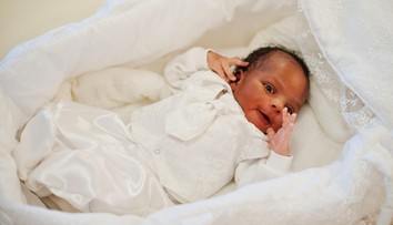Belošskému páru sa narodilo černošské dieťa. Klinika odmieta vysvetliť, kde sa stala chyba