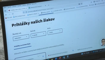 Rodičia aj školy stále hlásia chyby v e-prihláškach, podnet bude riešiť ombudsman. Minister automat zastaviť neplánuje