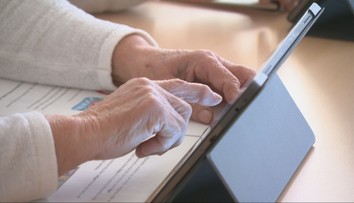 Starí ľudia na Slovensku sú na tom s digitálnymi zručnosťami veľmi zle. To však chce zmeniť projekt Digitálni seniori