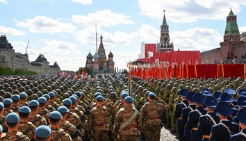 FOTO a VIDEO: Vojenská prehliadka na Červenom námestí v Moskve
