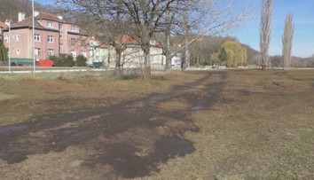 Zobudili sa a prišlo im zle. V tesnej blízkosti bytoviek niekto vylial močovku