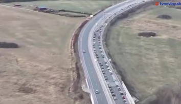 Rozsiahla kolóna na D1 počas Vianoc. Polícia zverejnila video z dronu