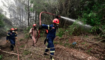 Druhý najväčší grécky ostrov sužuje požiar. Hasičom sa ho nedarí dostať pod kontrolu