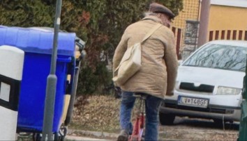 Agresívny dôchodca na bicykli terorizuje slovenskú obec. Napadol mamičku s kočíkom, na jej manžela vybehol s palicou