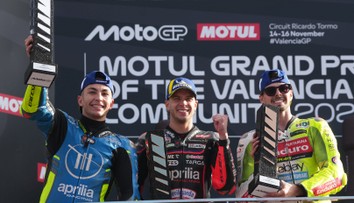 VIDEO: Posledné preteky sezóny vyhral Marco Bezzecchi a zaistil si tretie miesto. Šampionát ovládli bratia Marquezovci