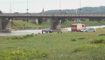 Kamarátky sa po víkende na festivale rozhodli preplávať Váh. Jedno z dievčat je nezvestné