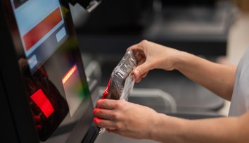 „Nie som zamestnanec obchodu.“ Slováci sa sťažujú na samoobslužné pokladne, no dáta ukazujú opačný trend