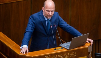 Hnutie Slovensko sa pre nákup rukavíc na rezortoch obrany a vnútra obráti na ÚVO