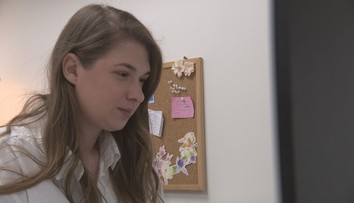 Petre zistili v detstve svalovú dystrofiu. Na internete odhaľuje úskalia choroby aj s humorom