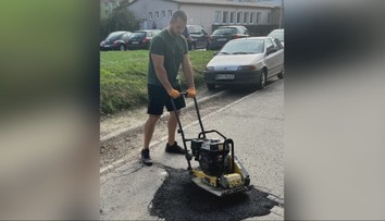 Rozbitú cestu pred bytovkou nie a nie opraviť. Miestny preto chytil stroje do vlastných rúk