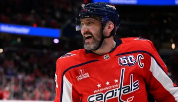 Komisár NHL ďakuje, dlhoročný rival skladá klobúk a Gretzky je vďačný. Svet reaguje na Ovečkinov majsterštych