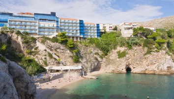 Chorváti uzavreli obľúbenú pláž. Turisti sa tam kúpu napriek hrozbe úrazu či úmrtia