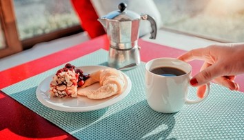 Záleží na tom, kedy pijete kávu? Štúdia našla rozdiely v riziku úmrtia