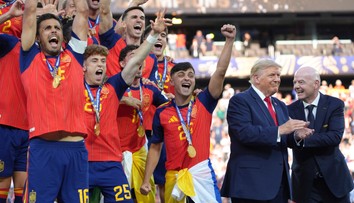 VIDEO: Trumpa vypískali na finále MS. Po odovzdaní trofeje odmietol odísť z pódia