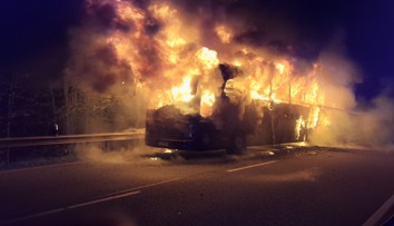 FOTO: Pri Košiciach začal horieť autobus plný ľudí. Po požiari z neho ostalo len torzo