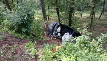 Tragická nehoda neďaleko Košíc. Auto našli zakliesnené medzi stromami, zahynula 40-ročná žena
