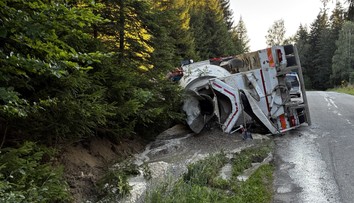 Vodič skončil s betónovou zmesou mimo cesty. Za volant si sadol poriadne opitý