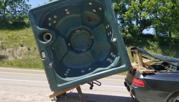 Vodič Porsche svojim konaním ohrozil ostatných. Vírivku prevážal neuveriteľným spôsobom