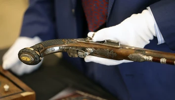 Chcel sa nimi zastreliť. Napoleonove pištole vydražili za astronomickú čiastku