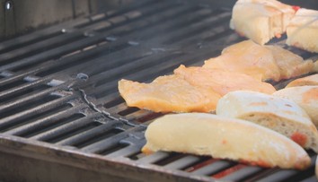 Mäso sa počas horúčav rýchlejšie kazí. Tu sú rady, ako ho ugrilovať, aby bolo aj zdraviu neškodné