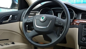 Šampión v rally prekonal svetový rekord: Na jednu nádrž prešiel na Škode Superb neuveriteľnú vzdialenosť