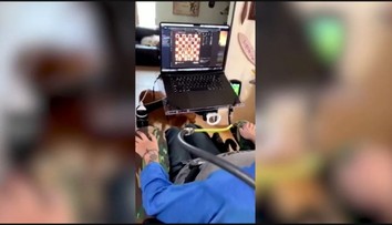 VIDEO: Pacient, ktorý má v mozgu čip od Neuralinku, hral šach na počítači len pomocou mysle