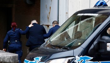 Stroj mužovi rozdrvil nohy a odtrhol ruku, jeho končatinu zabalil do škatule. Farmár spoznal trest