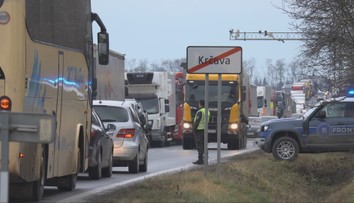 Tisíce Ukrajincov sa snažia na sviatky dostať domov. Pred hraničným priechodom čakajú desiatky hodín
