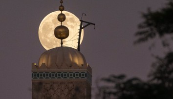 VIDEO: Posledný supermesiac tohto roka rozžiaril oblohu