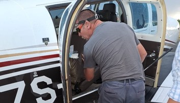 Hororový let v Afrike: Pilot, pod ktorého sedadlom sa usalašil jedovatý had, vyriešil situáciu ukážkovo