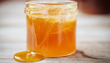 Znak kvality alebo dôvod na obavy? S bielou penou na mede sa spájajú nejasnosti