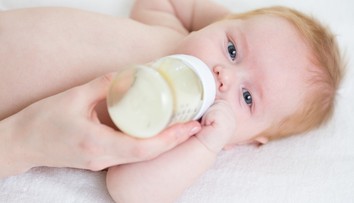 Poplach okolo dojčenského mlieka. 16 podozrení na otravu, rodičia opisujú nečakané krvácanie u detí