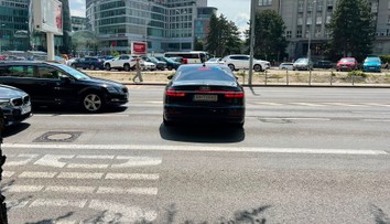 VIDEO: Ministerská limuzína prešla cez protismer a plné čiary. Podľa rezortu neporušila predpisy