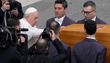 Cirkev sa rozlúčila s emeritným pápežom Benediktom XVI. Pochovali ho v hrobke jeho predchodcu Jána Pavla II.