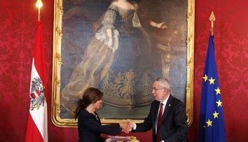 Rakúsky prezident vymenoval dočasnú vládu, povedie ju prvá kancelárka v histórii krajiny