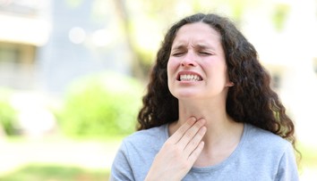 Prvá pomoc pri bolesti hrdla. Lekár pripomína zabudnutý trik starých rodičov