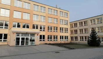 Hromadná nákaza v pražskej škole: Chorých je už viac ako 250 ľudí, druhý stupeň uzavreli