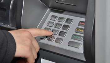 Dobrovoľný hasič čakal na podporu. Odrazu mu na účte pribudli milióny