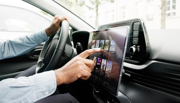 Automobilky potichu zvažujú návrat k jednému typu ovládania. Displeje by malo nahradiť niečo úplne iné