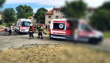FOTO: Požiar bytovky vo Fiľakove. Oživovali štvorročné dieťa, viacerí ľudia skončili v nemocnici