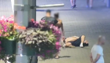 VIDEO: Miesto toho, aby ľuďom na zemi pomohla, im ukradla veci. Netušila, že ju sledujú kamery