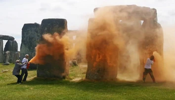 VIDEO: Klimatickí aktivisti v Británii nastriekali farbu na ikonický Stonehenge