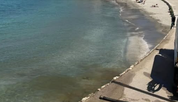 VIDEO: V obľúbenej chorvátskej lokalite vypustili do mora fekálie. Kúsok odtiaľ sa kúpali ľudia