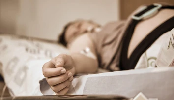Mozgovo mŕtvu ženu (†31) nemohli odpojiť pre zákon o interrupciách. Lekári z nej po mesiacoch na prístrojoch vybrali dieťa
