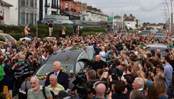 GALÉRIA: So zosnulou speváčkou Sinéad O'Connor sa v uliciach lúčili tisícky ľudí
